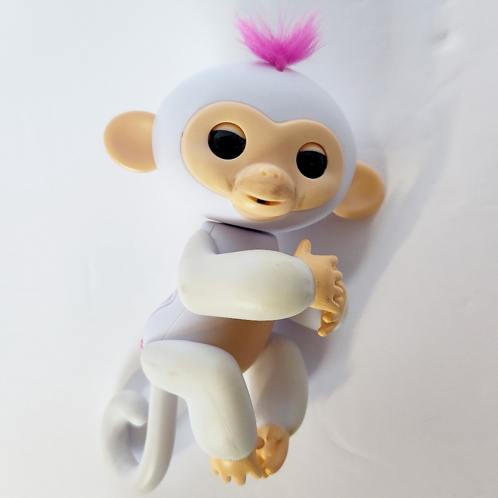Fingerlings - Interactive Baby Monkey - Sophie (White with Pink Hair) By WowWee